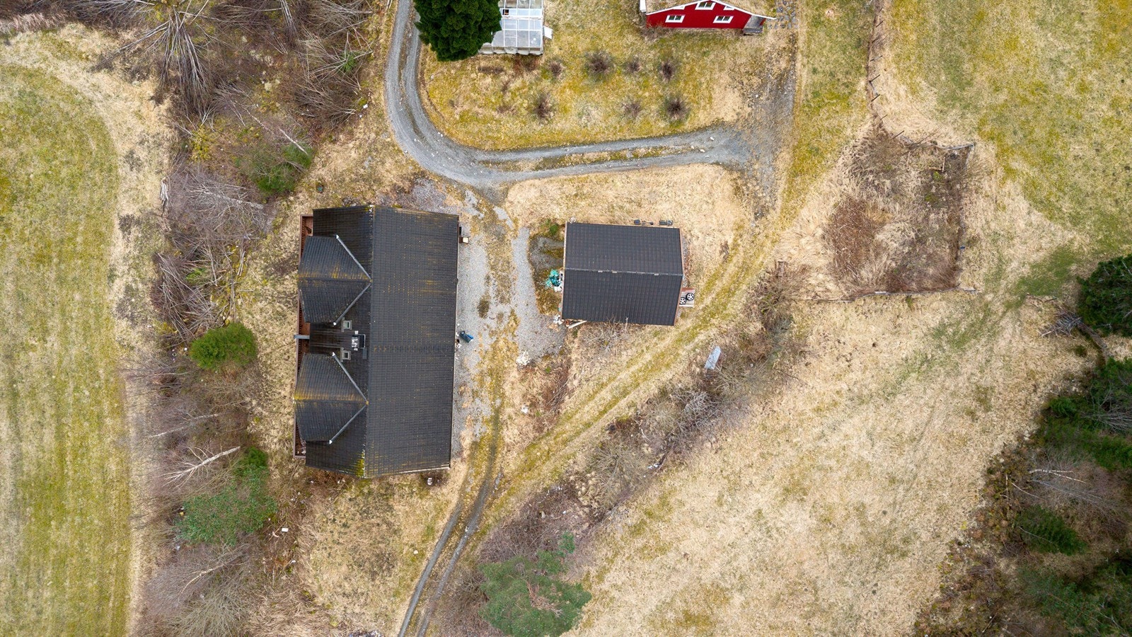 Dronebilde av tomten sett fra fugleperspektiv Galleribilde