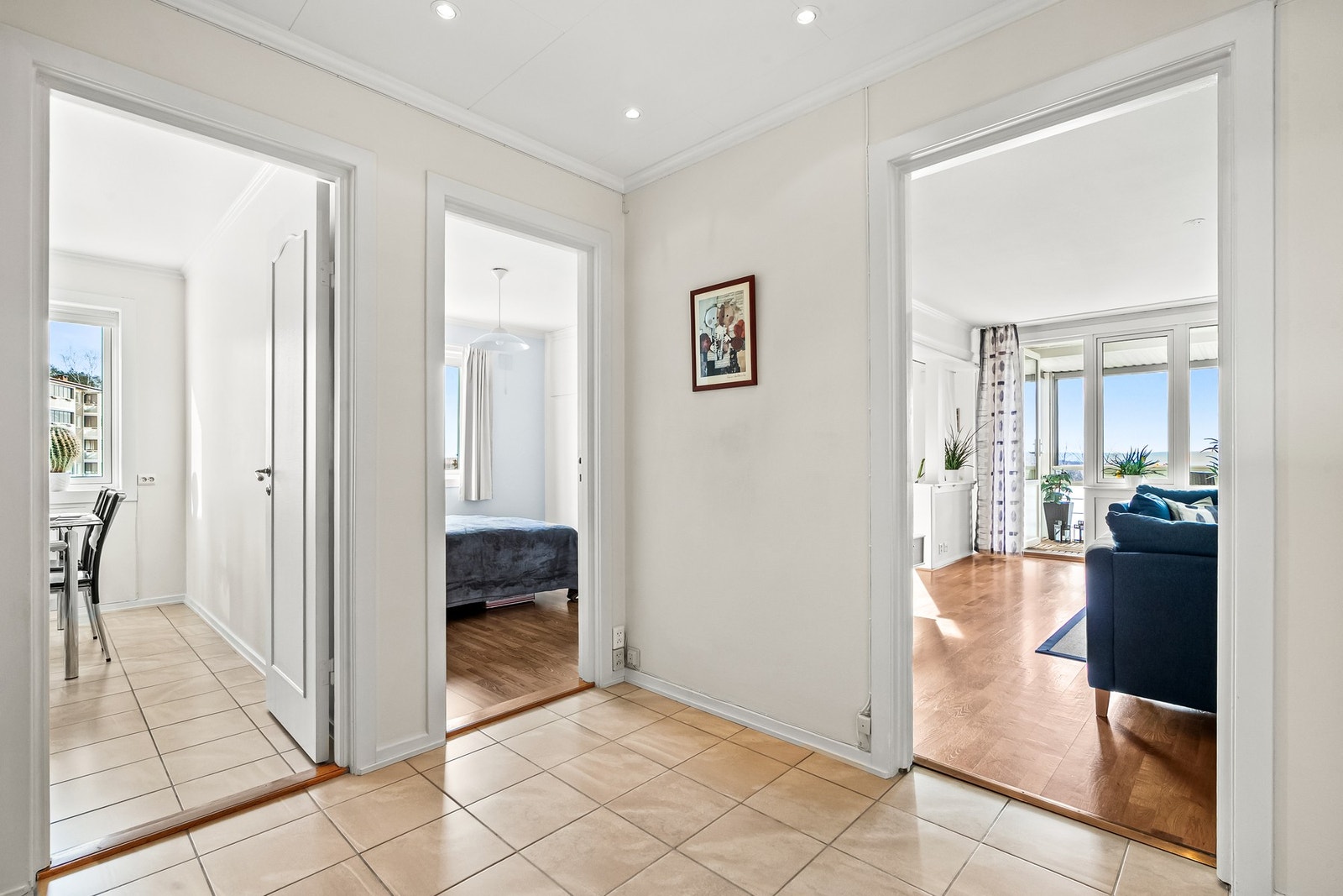 Praktisk entré med downlights. Her har du enkel tilgang til både bad, kjøkken, stue og soverom. Galleribilde