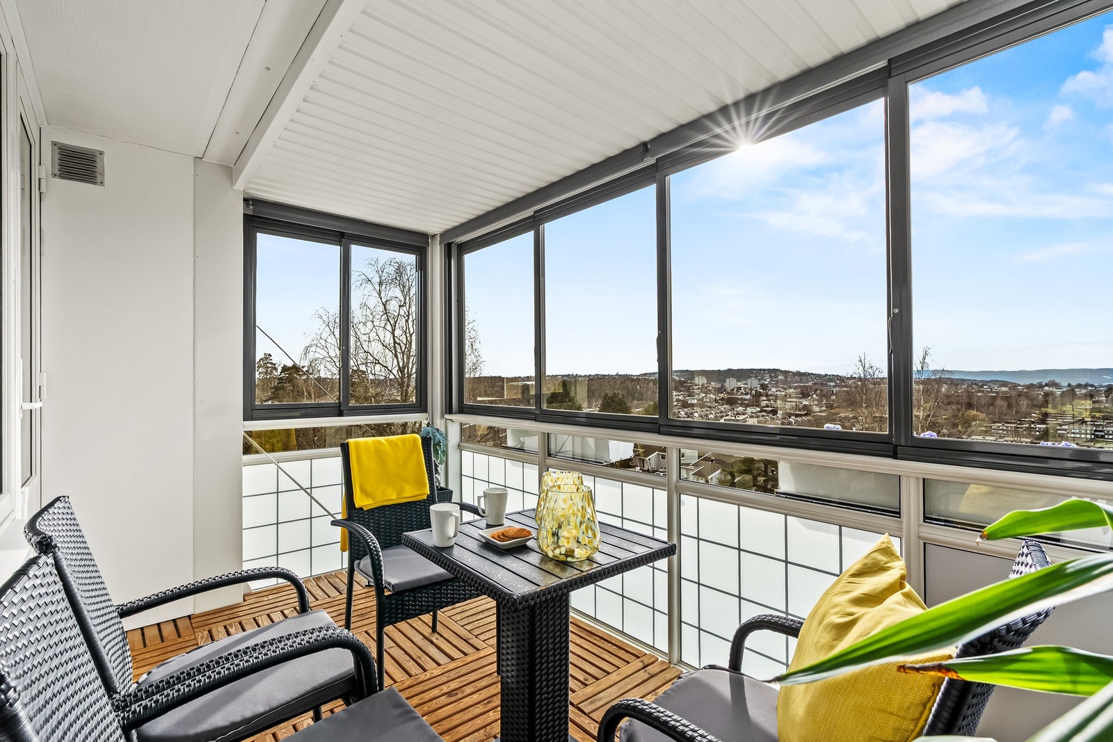Innglasset vestvendt balkong på ca. 8 m². God plass til både sittegruppe og grill (elektrisk/gass). Galleribilde