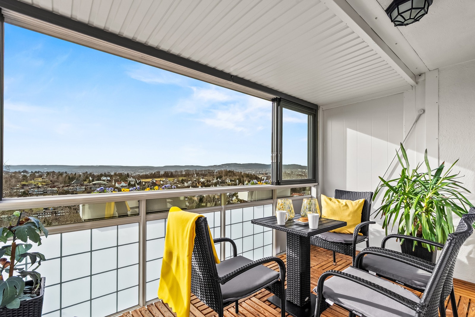 Full fleksibilitet med skyvbare glassflater som lar deg åpne opp hele den innglassede balkongen. En solid og moderne løsning som gjør at balkongen kan brukes aktivt uansett årstid. Galleribilde