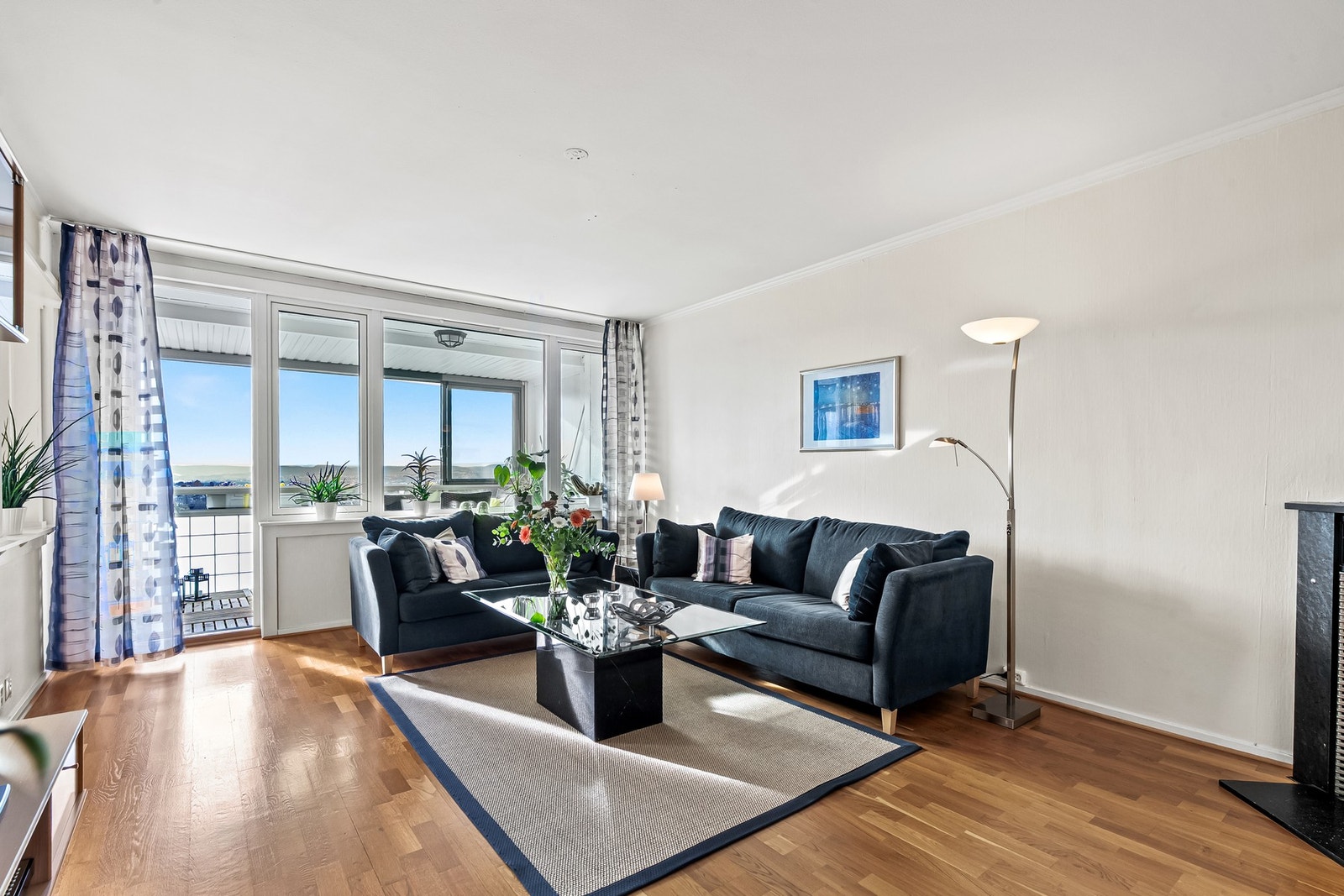 Velkommen inn i en romslig og lys leilighet. Stor stue med parkett gulv og nøytrale fargevalg. Galleribilde