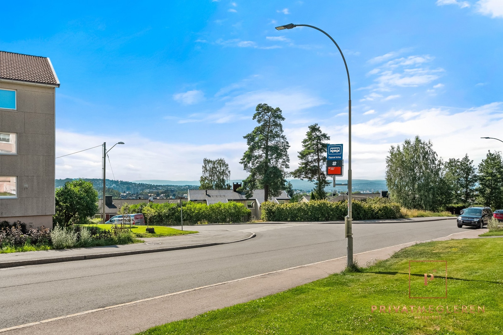 Busstoppet ved Oppsal kirke ligger kun 400 meter fra boligen. I tillegg er det kun ca. 500 meter til Godlia T-banestasjon. Herfra tar linje 3 deg til Oslo sentrum på ca. 15 minutter. Galleribilde
