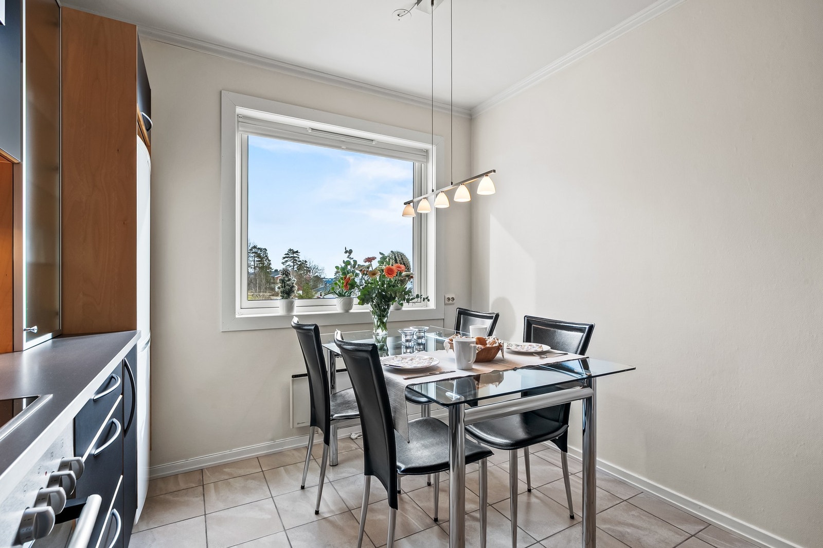 Det er lagt til rette for spiseplass ved vinduet og det er ellers fin plass til å innrede med et spisebord til formiddagssolen. Galleribilde