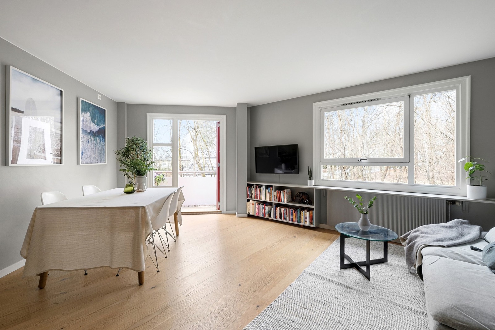 Plassbygd bokhylle på langveggen med plass til tv over. Galleribilde