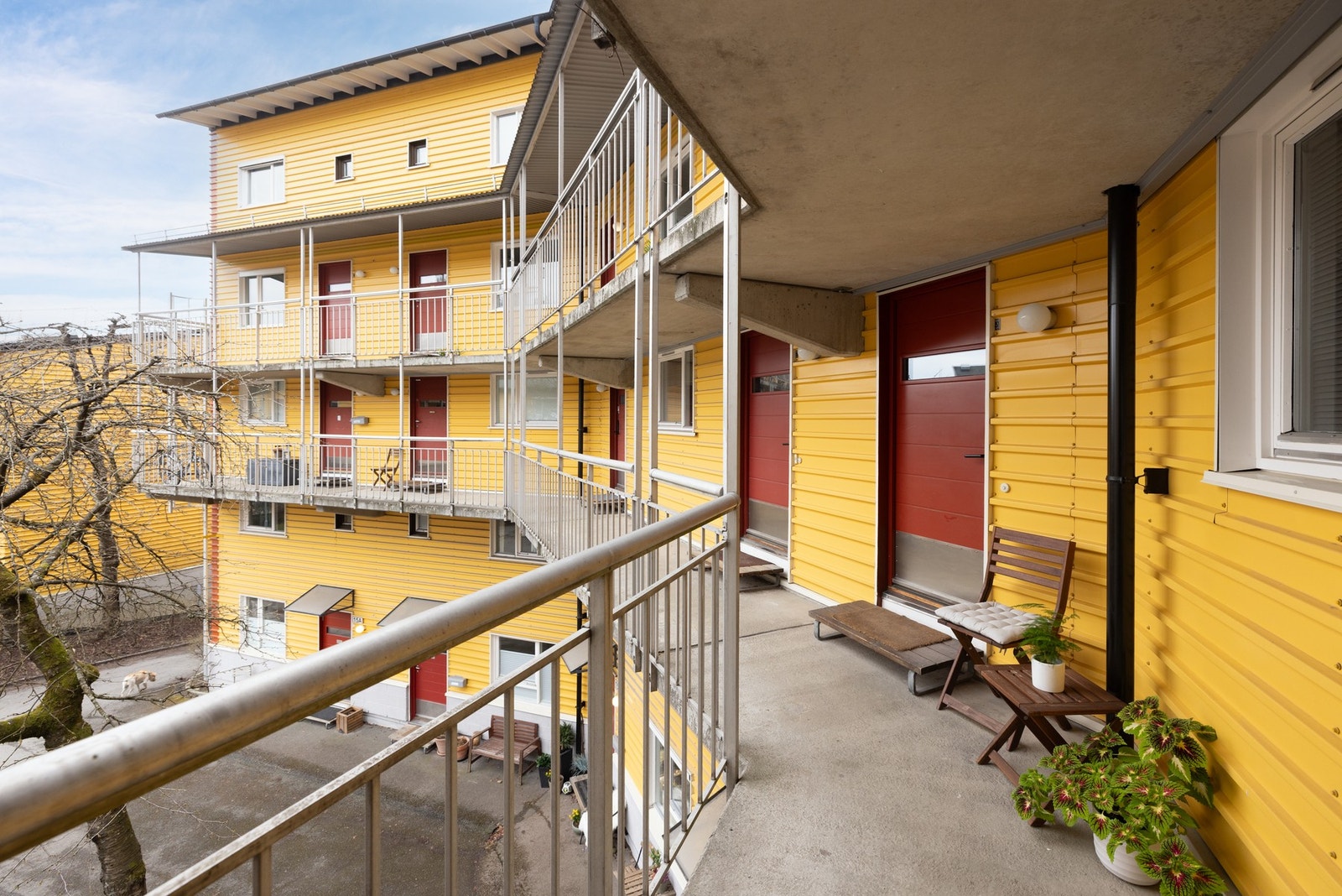 Utenfor inngangsdøren kan du ha en koselig sitteplass. Galleribilde