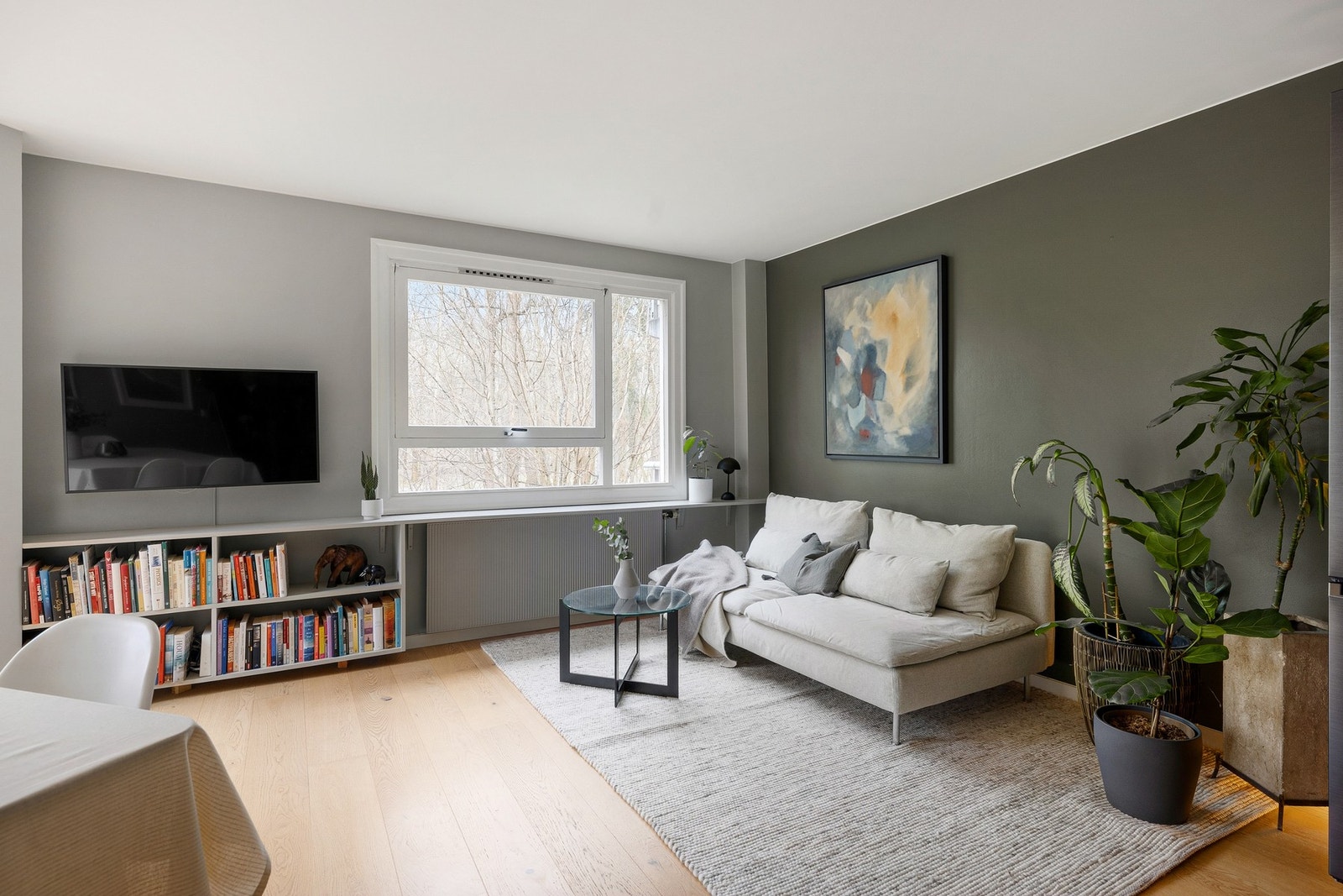 Stuen har gode møbleringsmuligheter med plass til både sofaseksjon og spisebord. Galleribilde