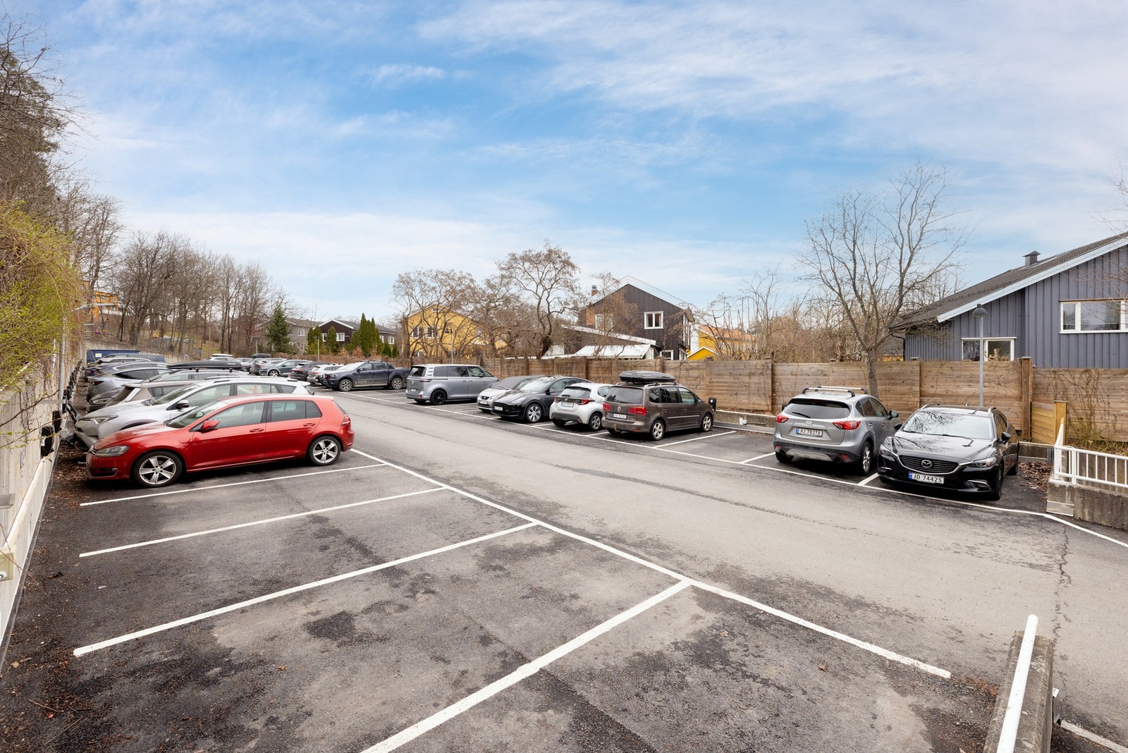 Parkeringsplass m/lader medfølger. Denne ligger rett ved leiligheten. Galleribilde