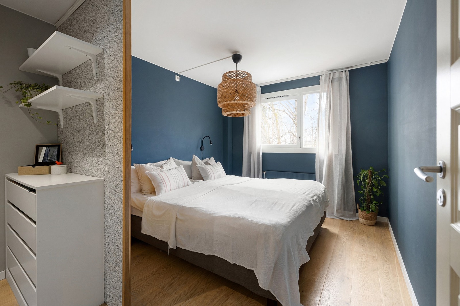 Soverom med walk in closet. Galleribilde