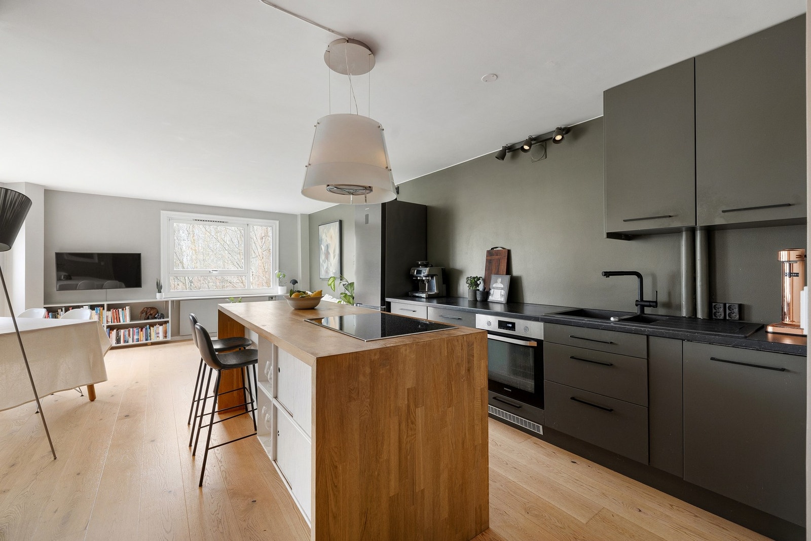 Leiligheten fremstår som moderne og delikat med 1-stavs eikeparkett, stilrent kjøkken og bad fra 2020. Galleribilde
