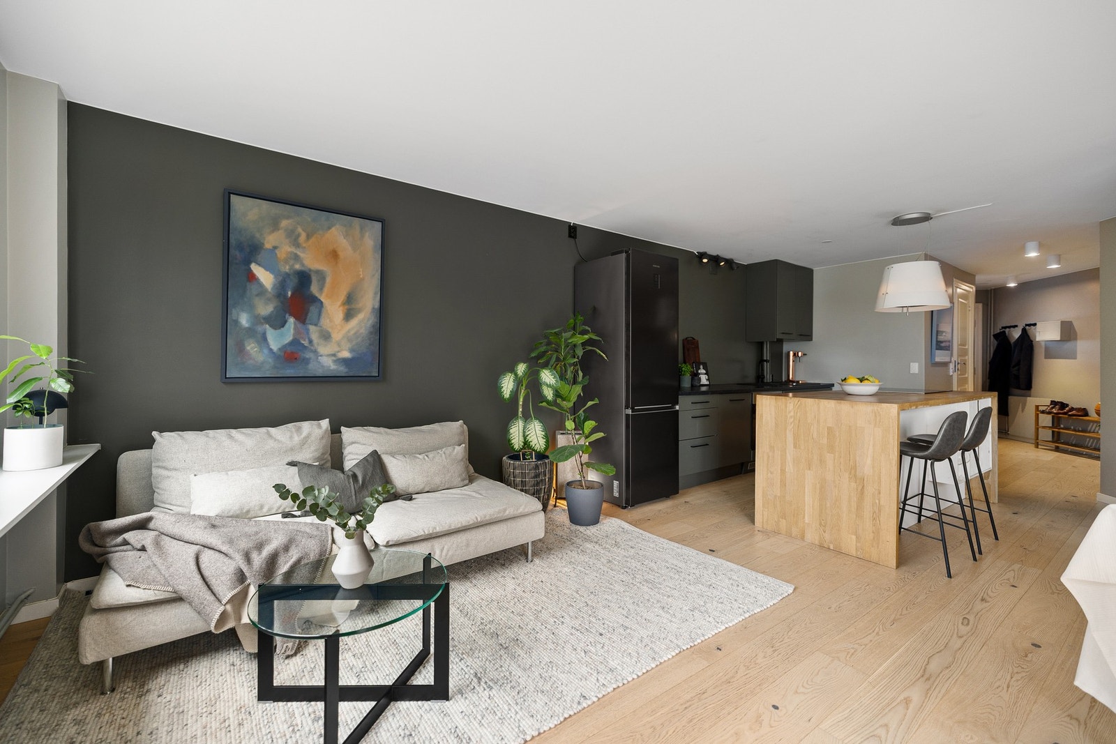 Kjøkkenet ligger i åpen løsning men likevel tilbaketrukket i første del av stuen. Galleribilde