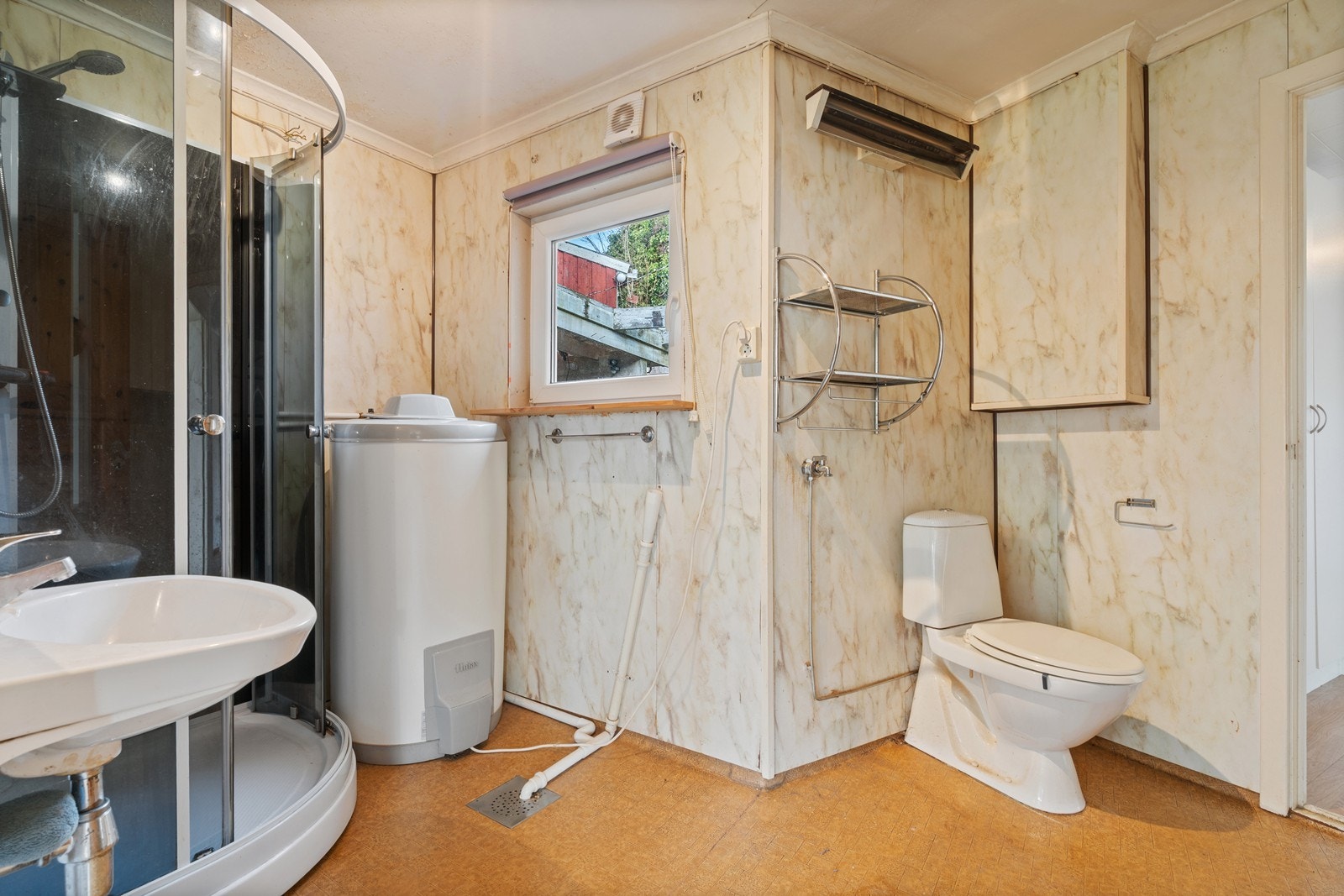 Bad/wc med dusjkabinett og opplegg for vaskemaskin Galleribilde
