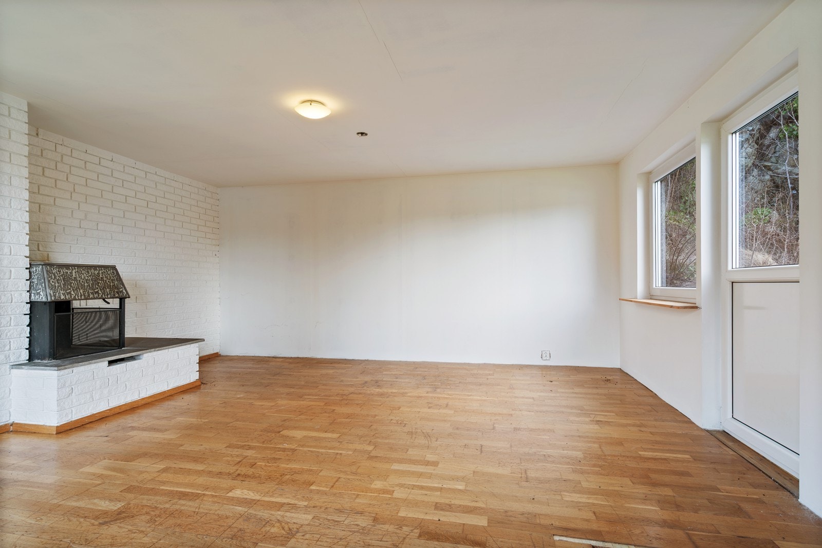 Romslig stue med peis Galleribilde
