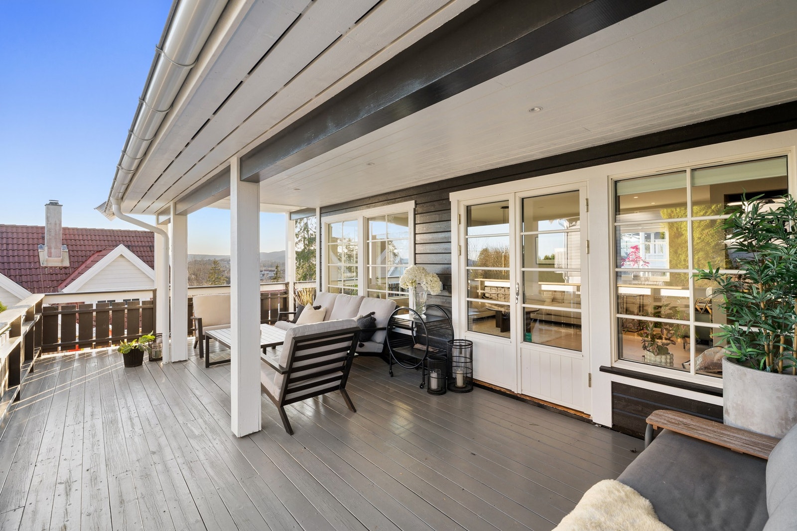 Stuen har rikelig med vindusflater og utgang til en herlig terrasse på hele 38 kvm med gode solforhold. Galleribilde