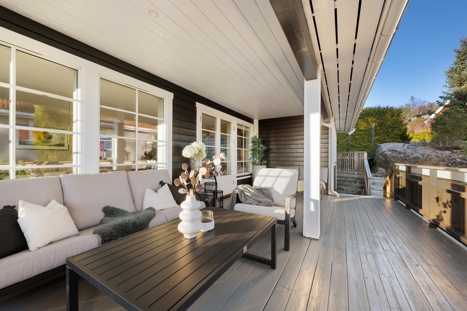 Fra terrassen er det videre adkomst til hyggelig hage og ytterligere en romslig terrasse. Galleribilde