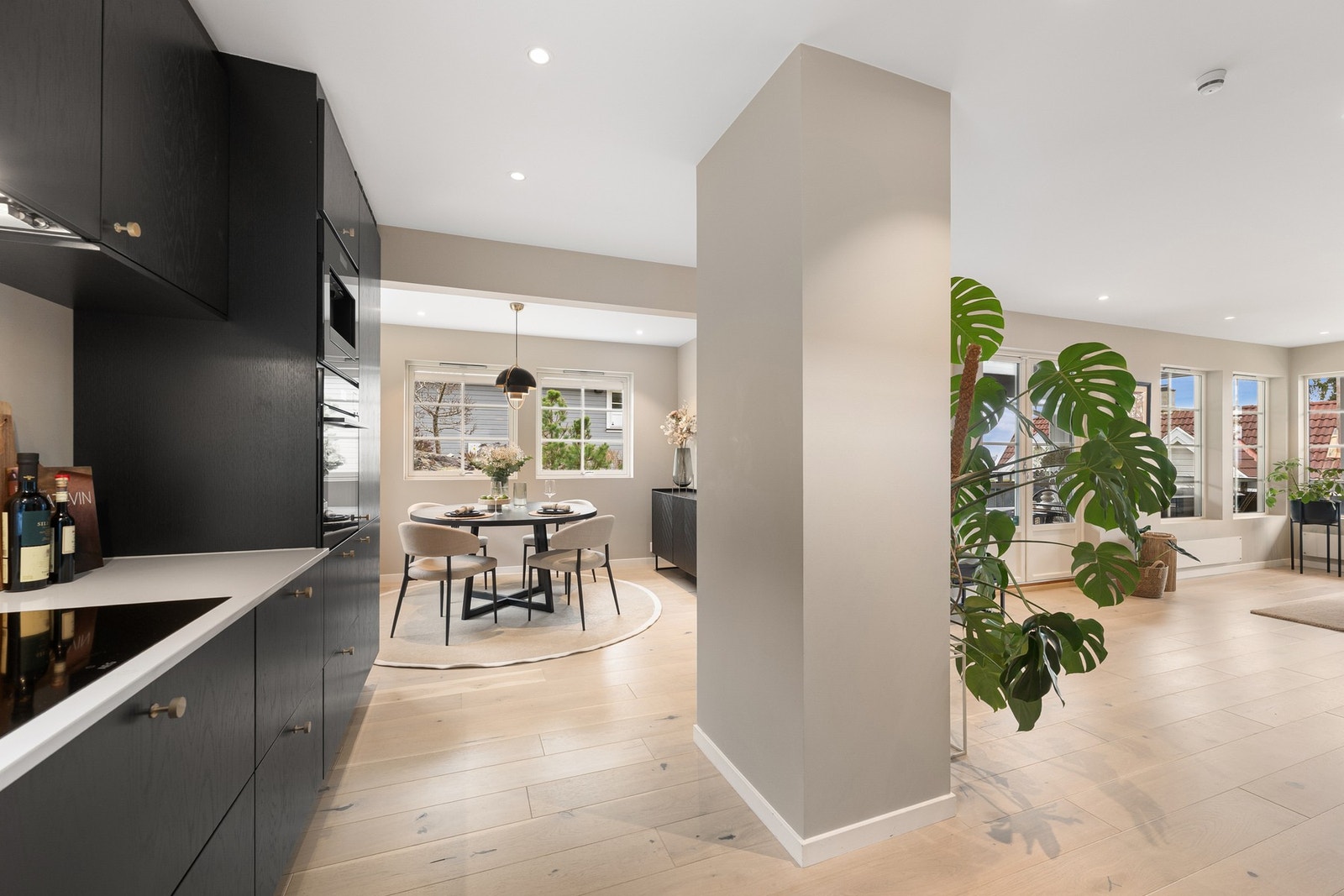 Kjøkken fra Huseby Kjøkken AS med stilren innredning, Silestone benkeplate, planlimt platetopp, underlimt oppvaskkum og Quooker for ekstra komfort. Galleribilde