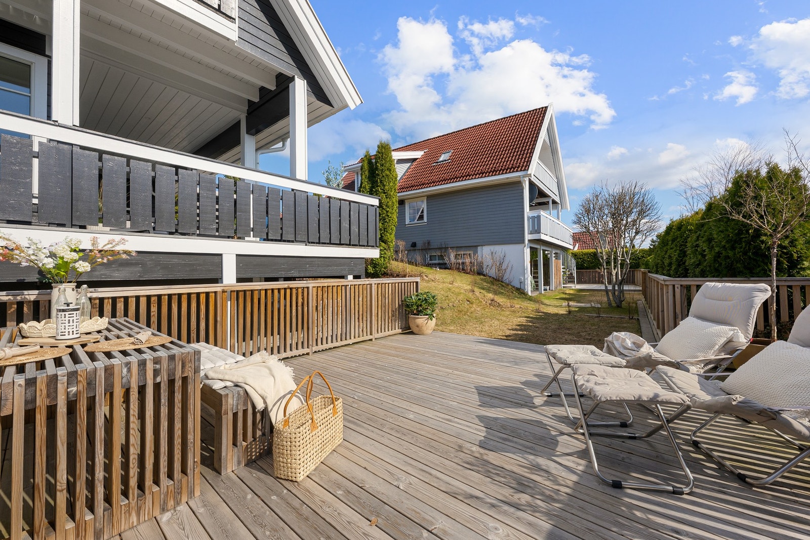 Særdeles romslig terrasse beliggende over garasjen, oppgradert i 2022 med ny platting og rekkverk. Galleribilde