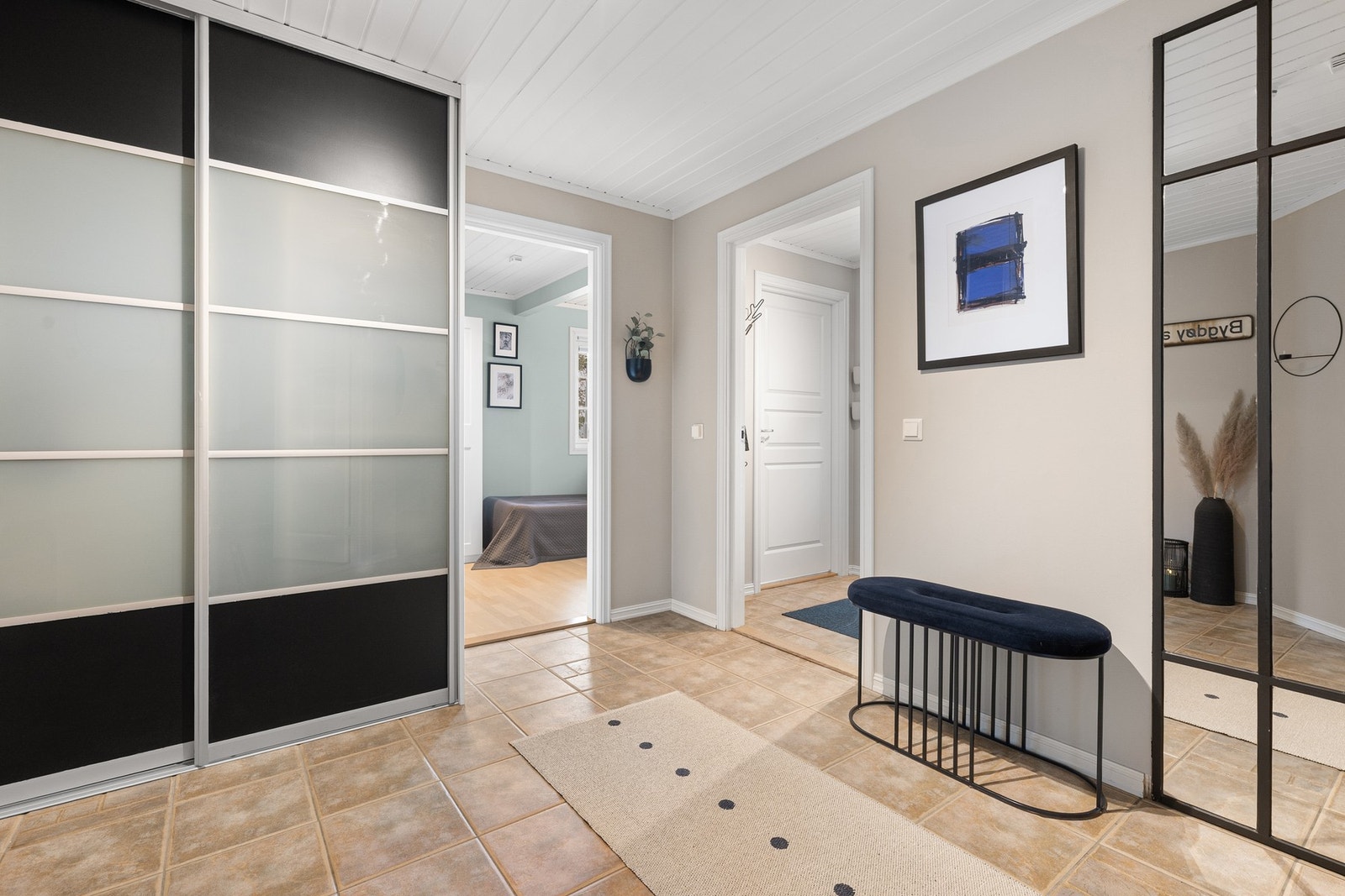 Her er det også en romslig skyvedørsgarderobe, og i 2022 ble det etablert praktisk bod under trappen. Galleribilde