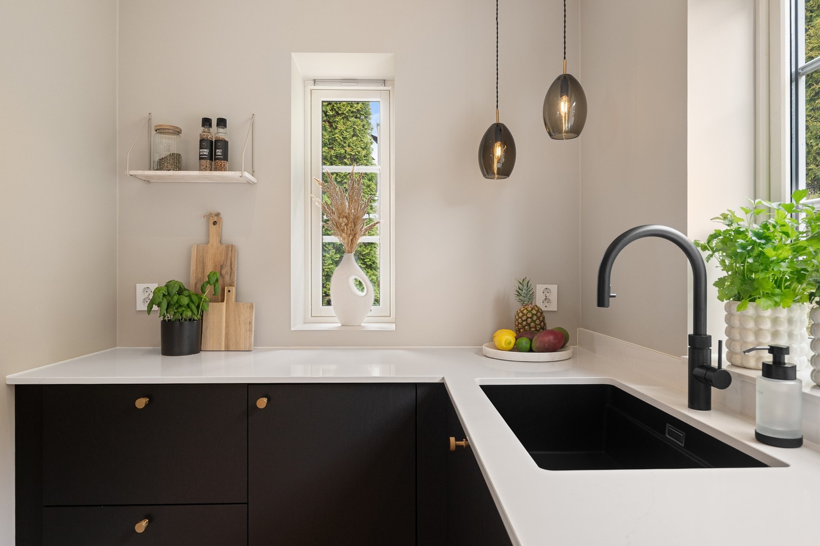 Delikat kjøkken med gjennomtenkte detaljer og høy standard, med integrerte hvitevarer inkludert egen kaffemaskin. Galleribilde