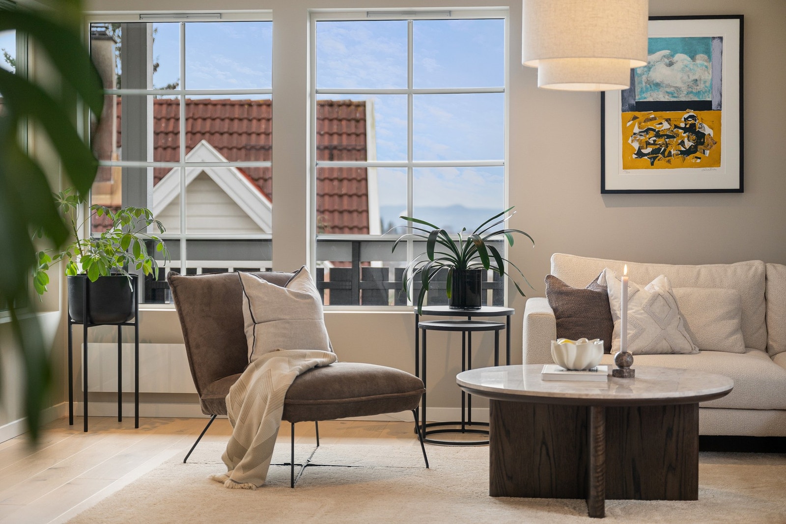 Oppgradert belysning med nye downlights i 1. etasje fra 2022 og utebelysning, med mulighet for appstyring via Plejd-system. Galleribilde