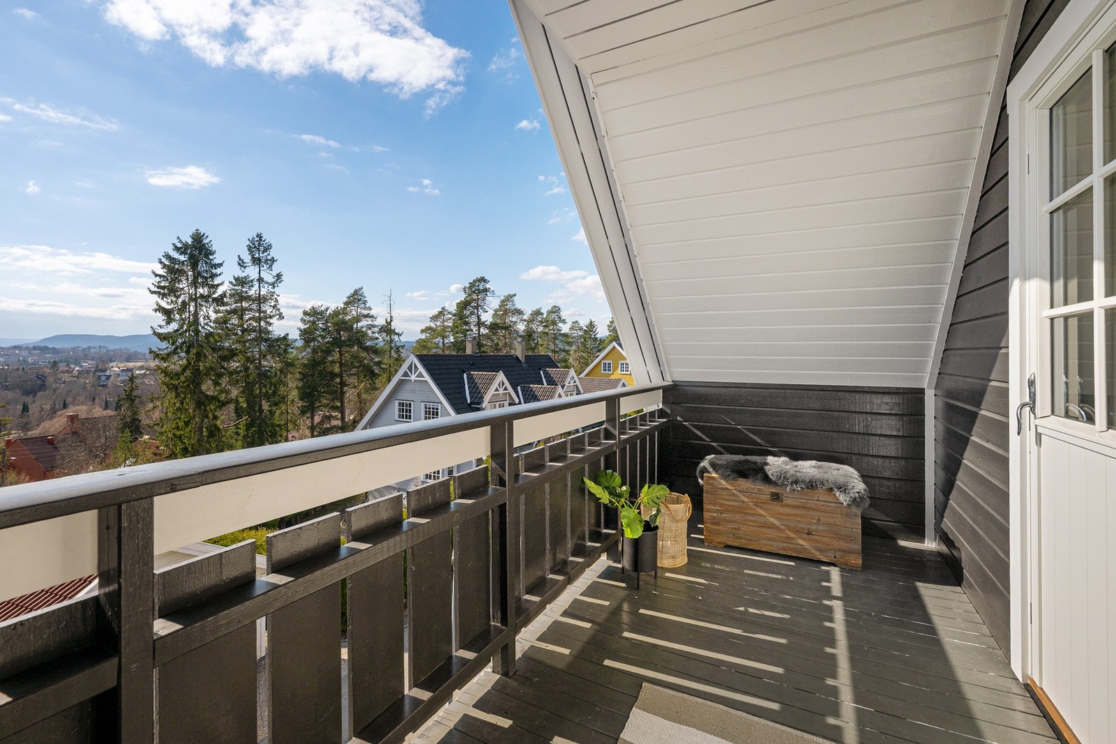 To av soverommene har utgang til en sørvestvendt balkong med gode solforhold. Uterommet er lunt og hyggelig, og kan nytes også på gråværsdager. Galleribilde