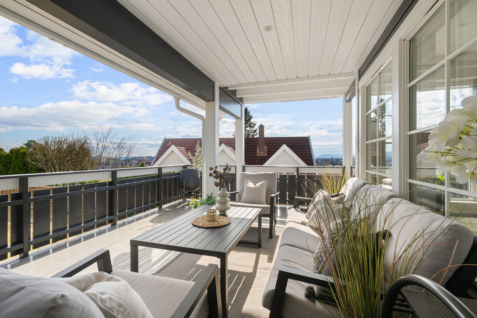 Lun og delvis overbygget terrasse. Galleribilde