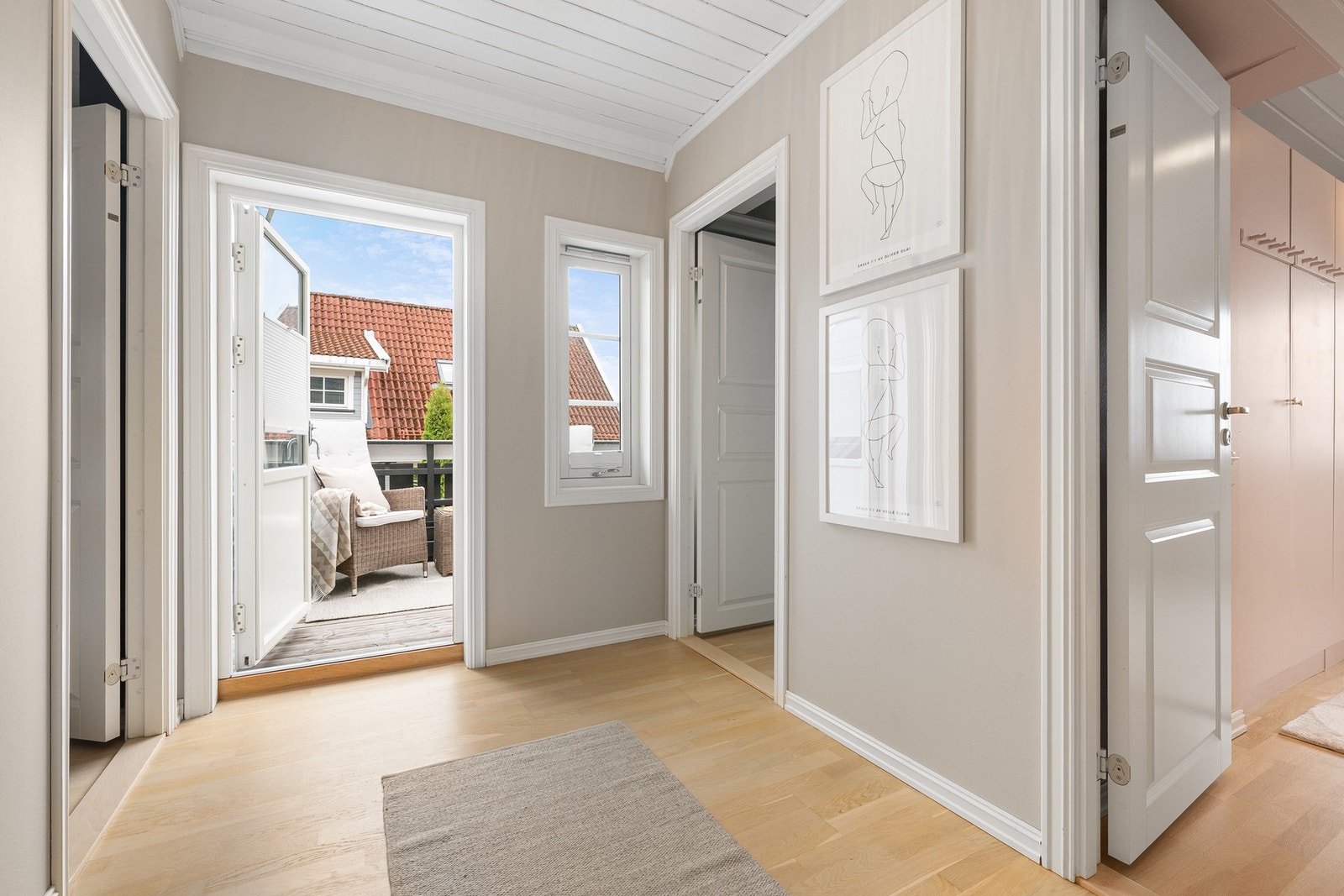 I trapperommet i 2. etasje har du utgang til en overbygget og sørøstvendt takterrasse. Galleribilde