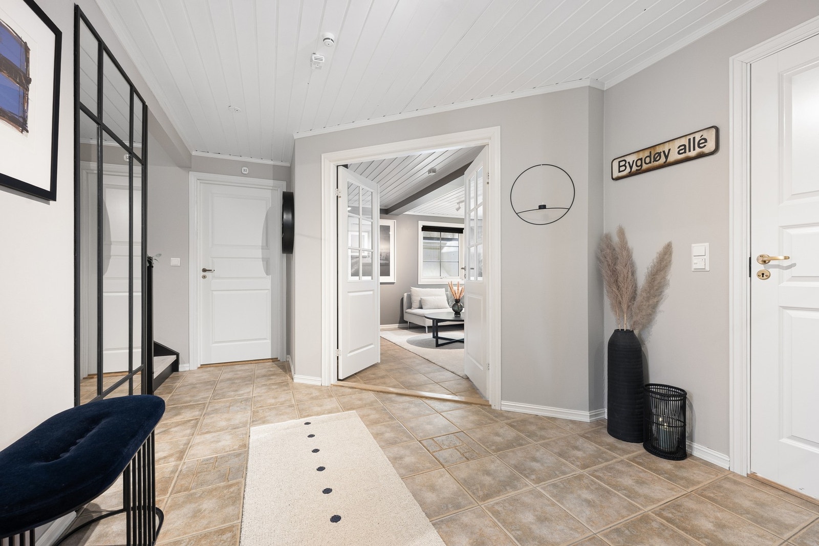 Fra vindfanget er det adkomst til en stor og praktisk hall med gode oppbevaringsmuligheter. Galleribilde