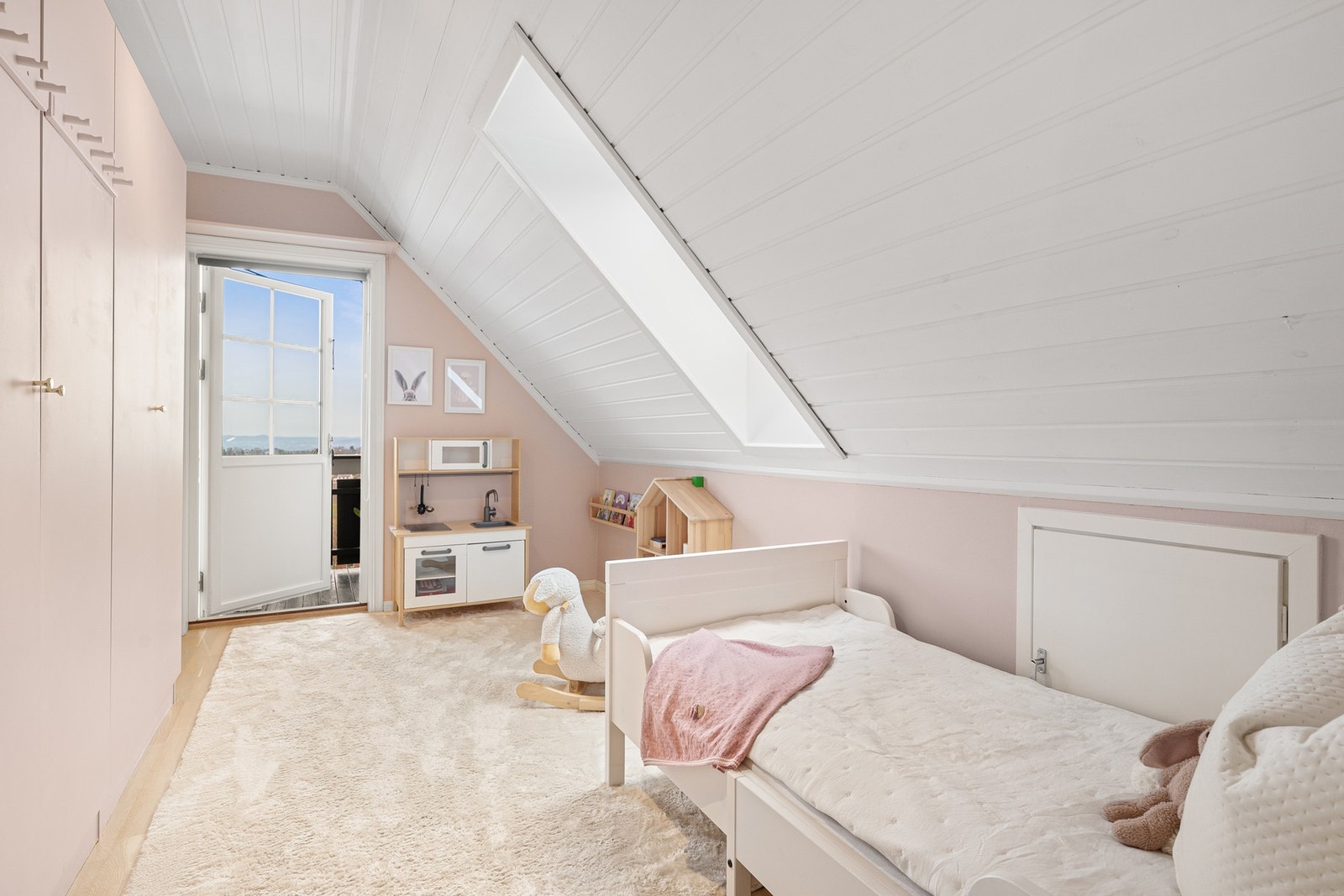 Praktisk soverom som egner seg godt som barnerom, gjesterom eller hjemmekontor, med plass til seng og ønsket møblement. Galleribilde