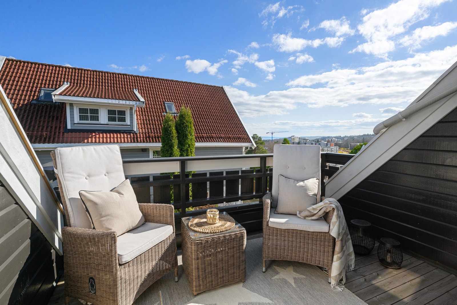 Lun og inntrukket terrasse i 2. etasje med adkomst fra gang, vendt mot øst/sørøst, ideell for morgenkaffe i solen. Galleribilde
