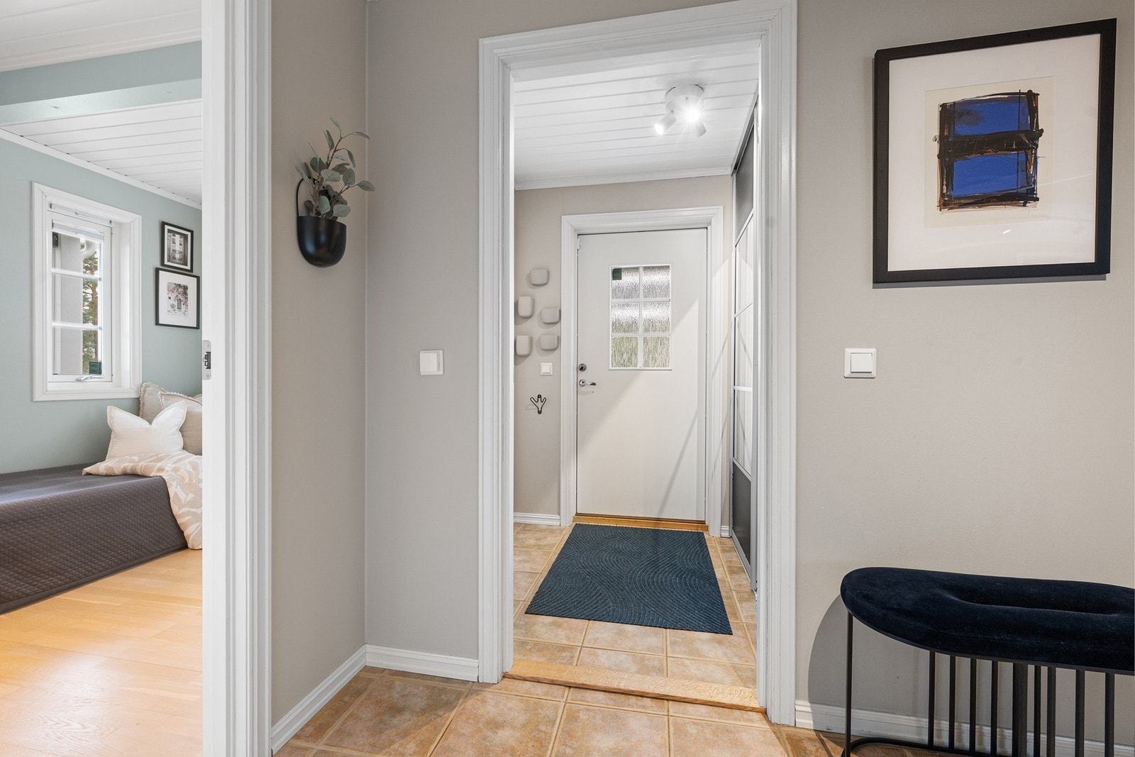 Vindfang med praktisk skyvedørsgarderobe ønsker deg velkommen inn i boligen. Galleribilde