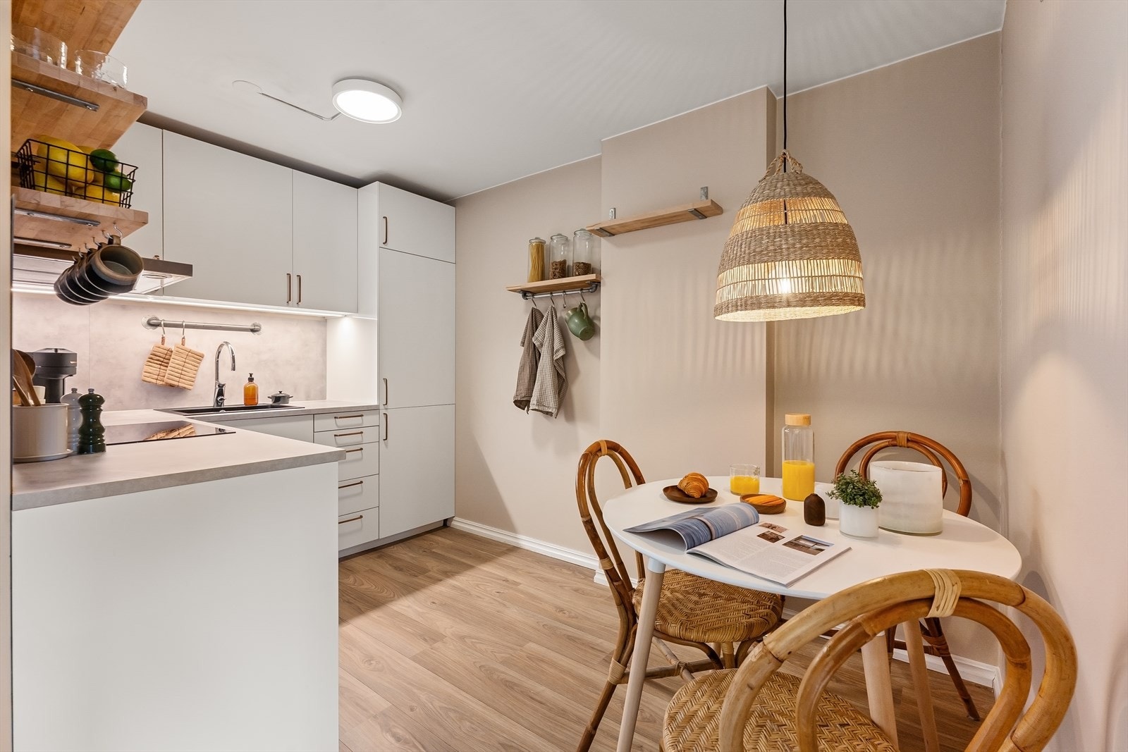 Stilrent kjøkken med en praktisk og fin utforming. Galleribilde