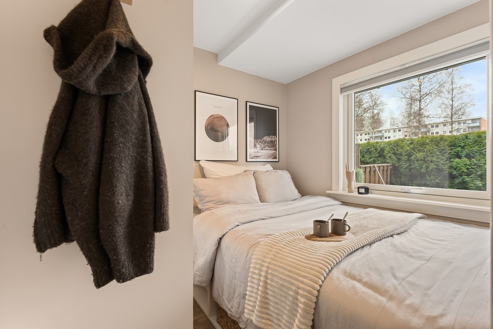 Soverom med god plass til å innrede med seng og skyvedørsgarderobe. Galleribilde