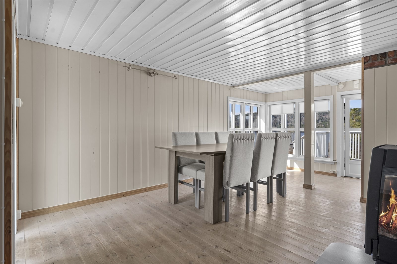 Spisestuen er av god størrelse og har plass til langbord som innbyr til sosiale og hyggelig sammenkomster Galleribilde