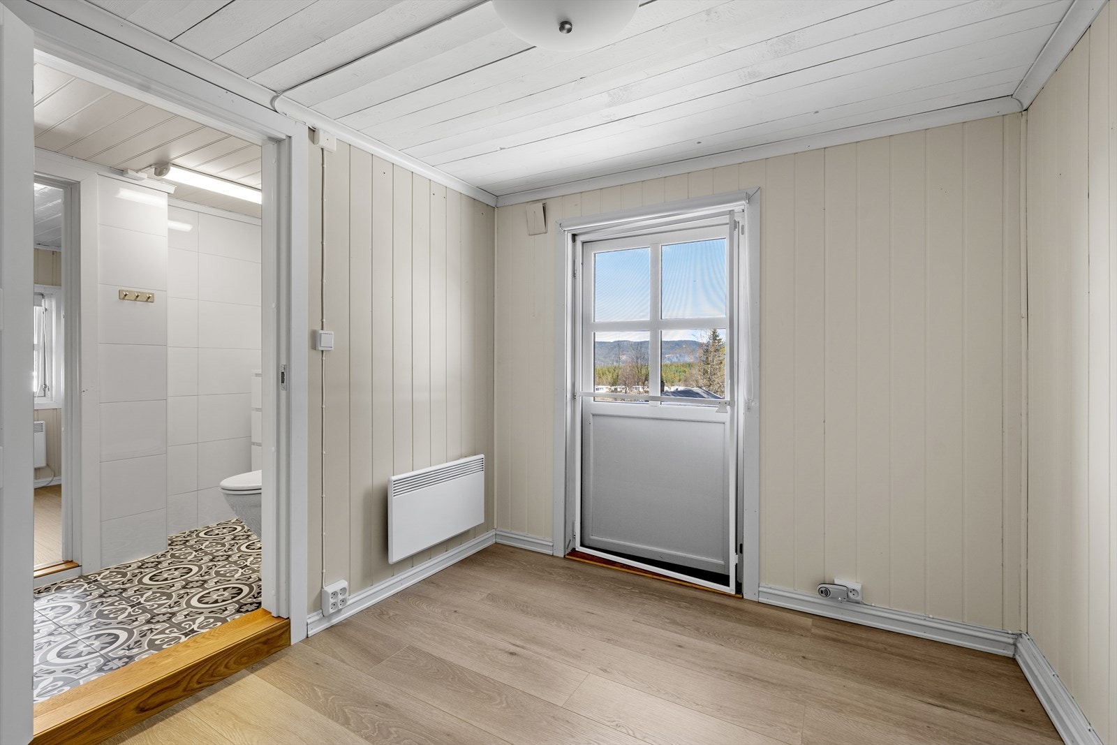 Hovedsoverommet har utgang til veranda mot sydøst, her kan man nyte morgensolen Galleribilde