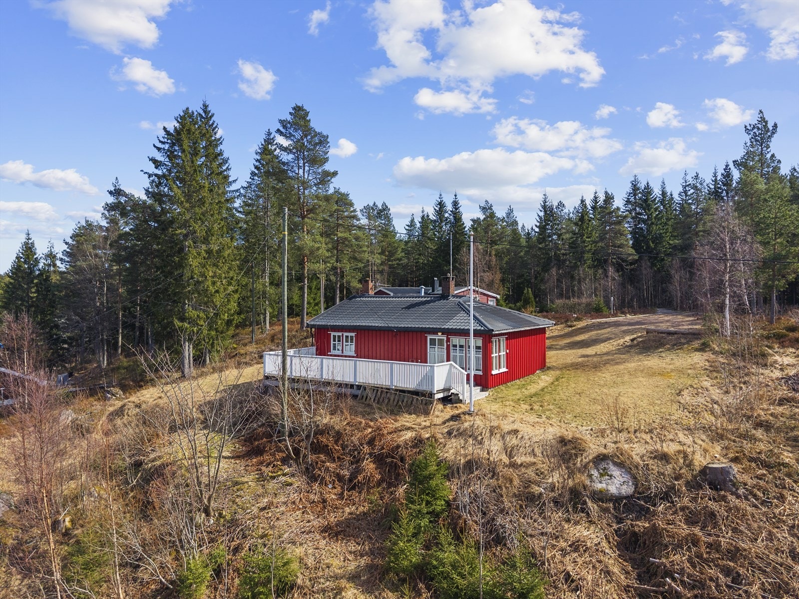 Stor og solrik fritidstomt med landlig beliggenhet i rolige og naturskjønne omgivelser. Galleribilde
