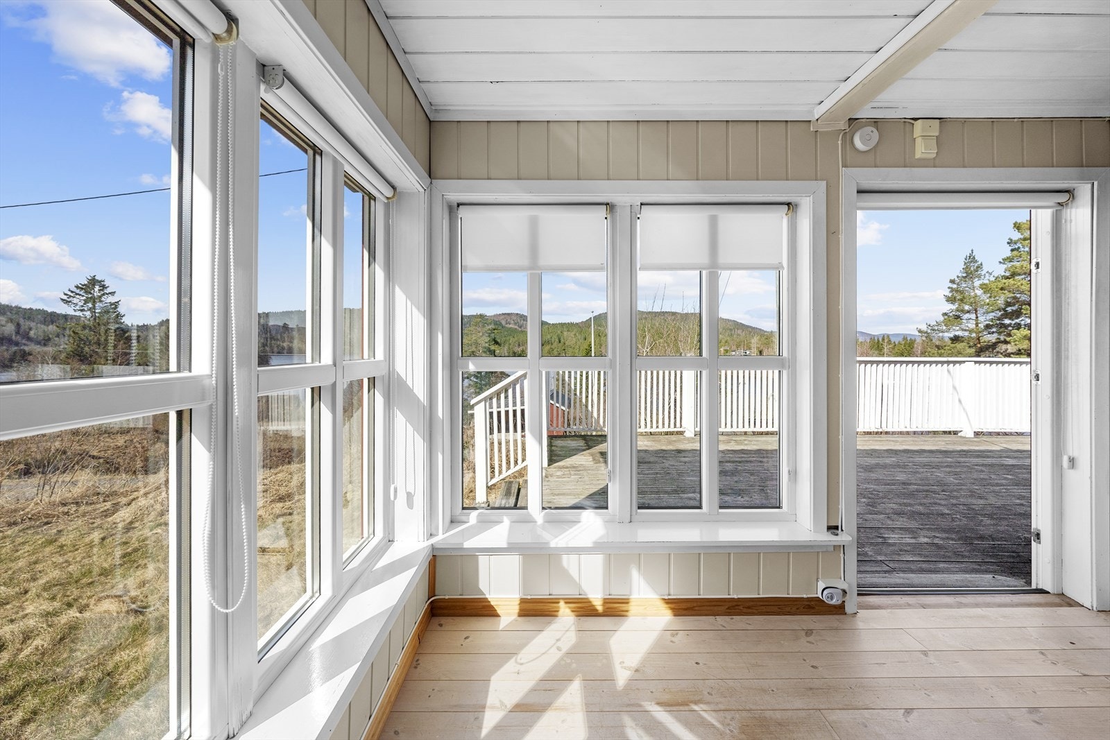 Fra stuen er det videre utgang til solrik terrasse mot nord/vest Galleribilde
