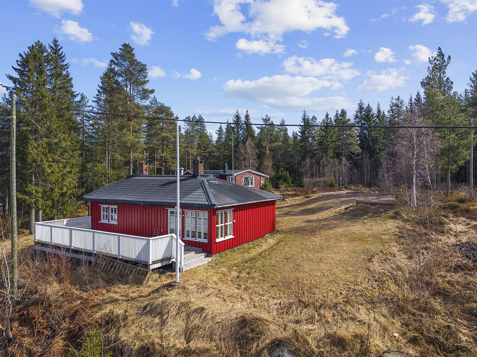 Eiendommen er opparbeidet med gruset innkjørsel og hageområde som omkranser fritidsboligen. Galleribilde