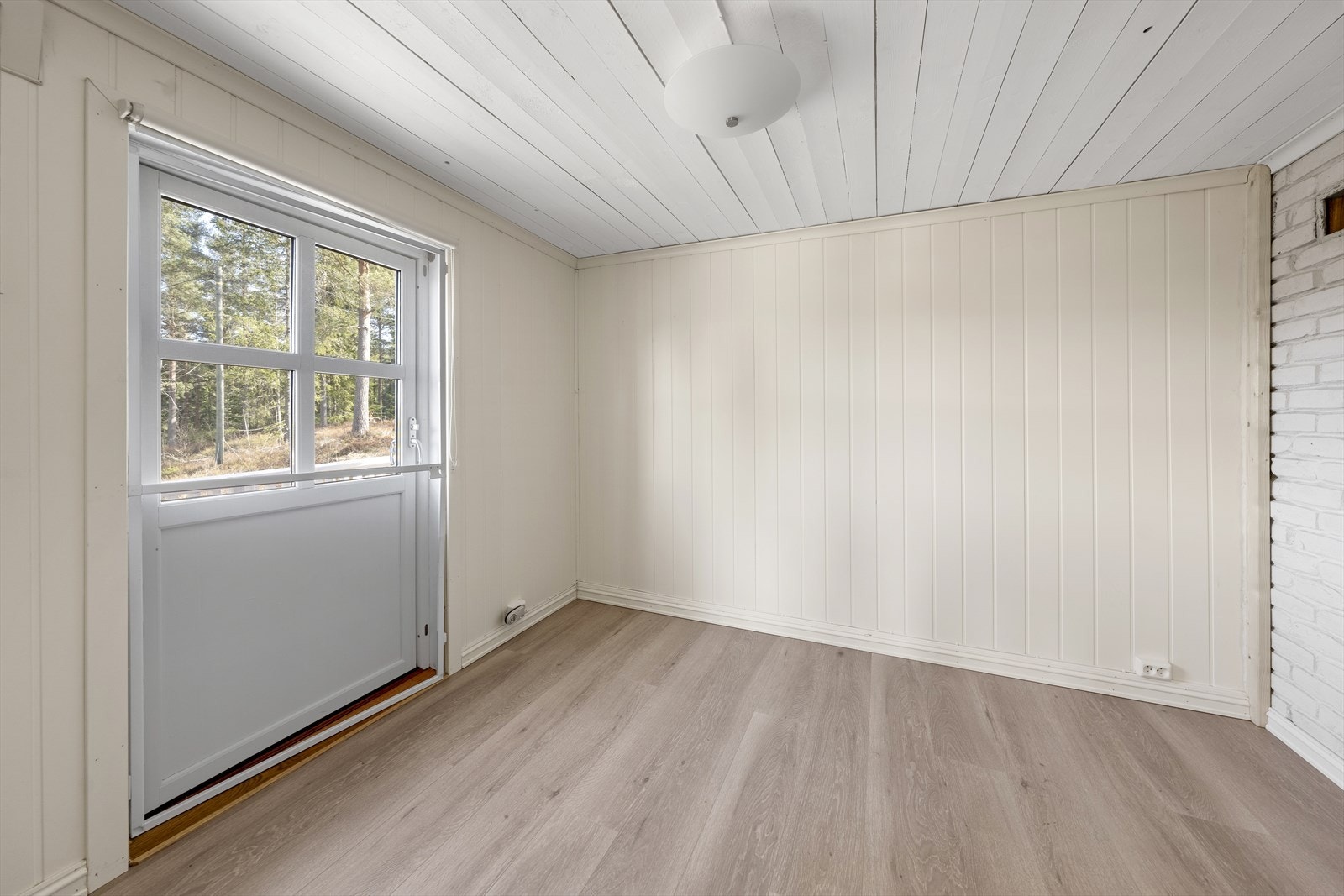Hovedsoverommet er romslig med god plass til dobbeltseng og tilhørende soveromsmøbler Galleribilde