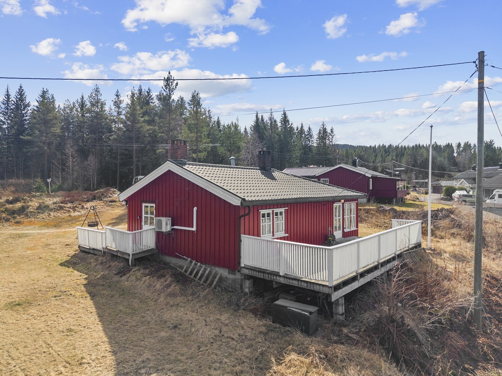 Hytten har terrasse både mot nordvest og sydøst - her kan man nyte solen fra tidlig morgen til sen kveld! Galleribilde