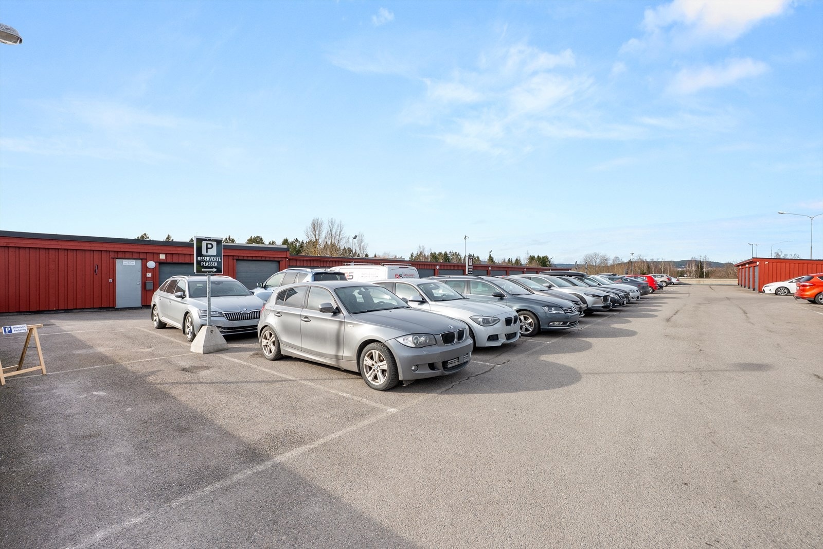 Det er i tillegg godt med gjesteparkering på taket av garasjehuset og på egen parkering ved siden av garasjehuset Galleribilde