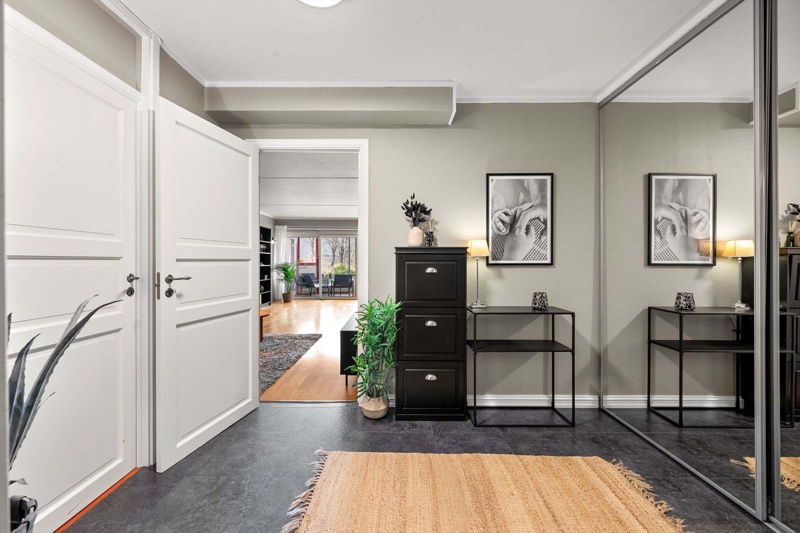 Entréen er av svært god størrelse med en romslig skyvedørsgarderobe til høyre og innvendig bod til venstre Galleribilde