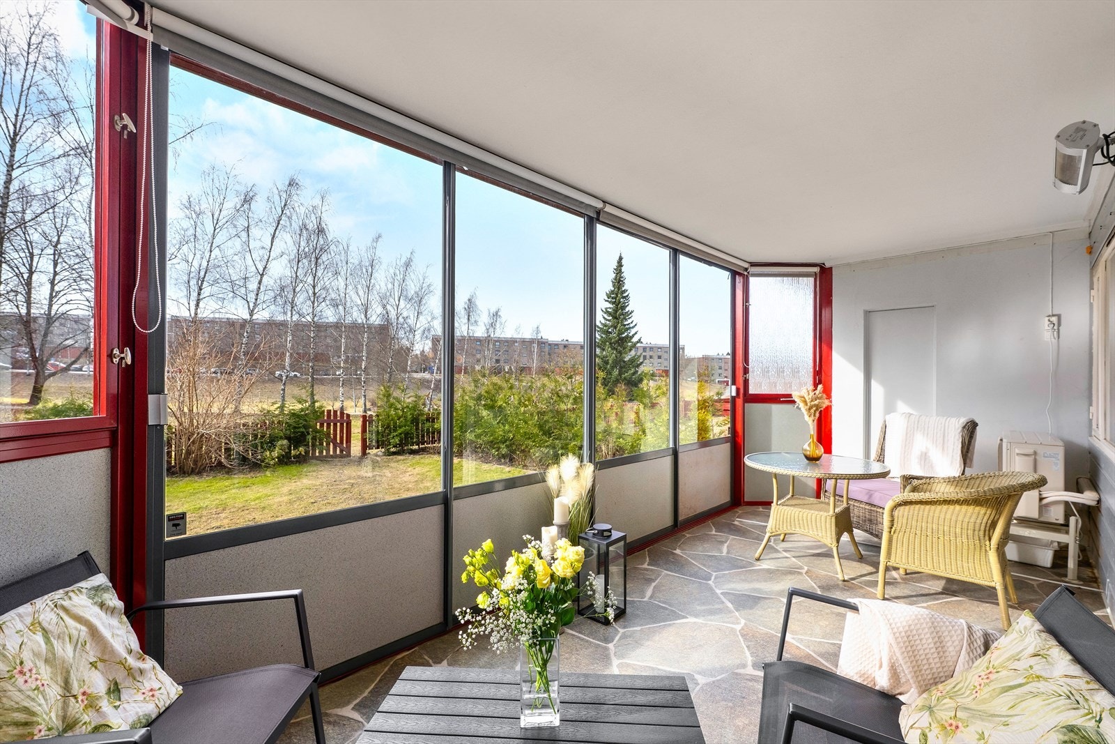 Vinterhagen har god plass til flere sittegrupper, og kan både åpnes og lukkes etter vær og temperatur Galleribilde
