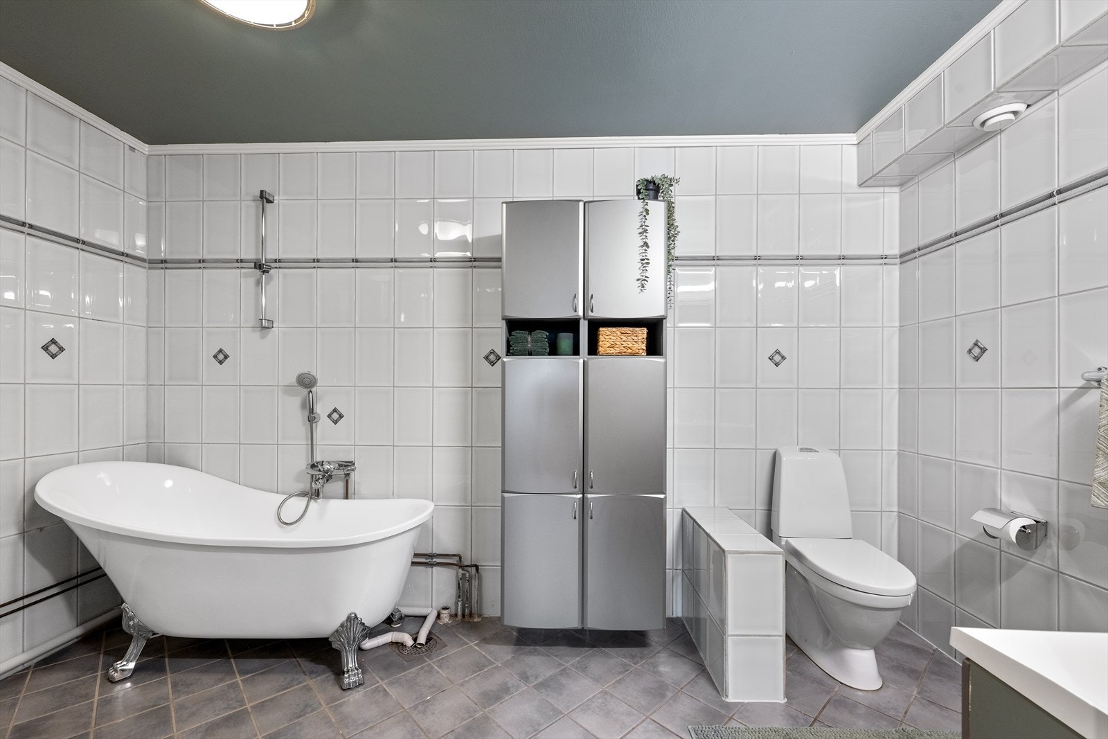 Badet ligger praktisk plassert i soveromsgangen Galleribilde