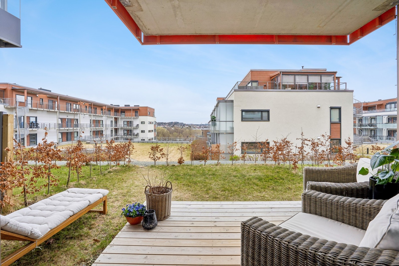 Flott solrik terrasse med god plass til ønsket utemøblement. Galleribilde