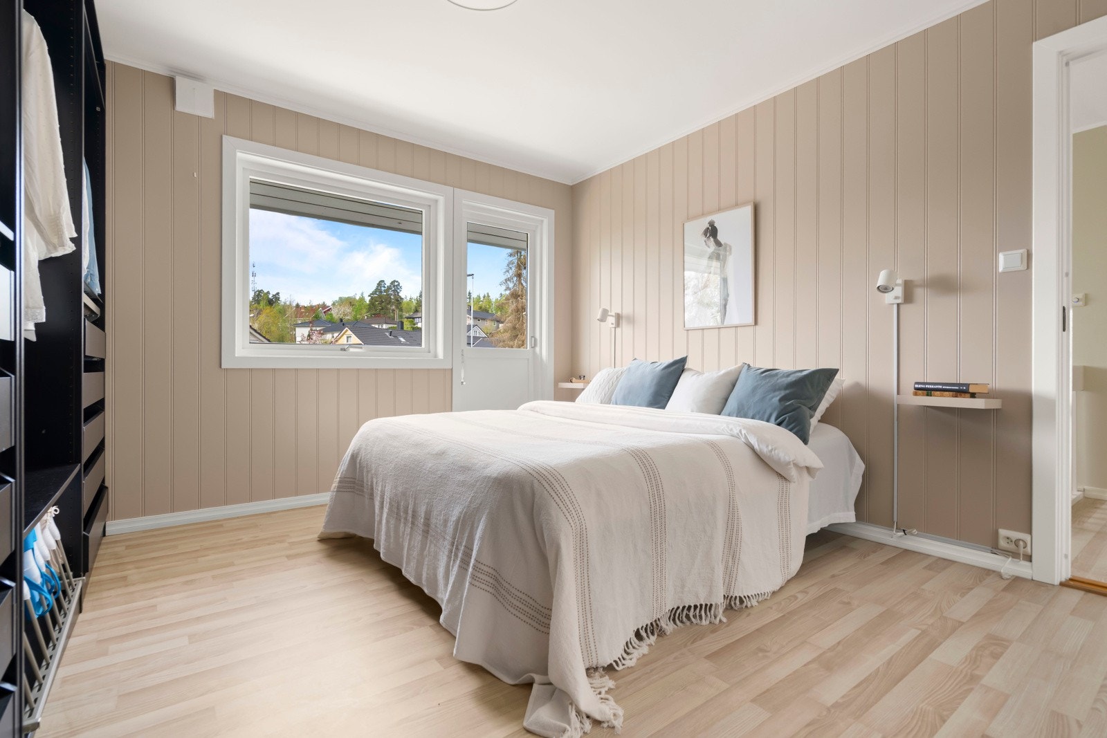 Fra hovedsoverommet har du direkte adkomst til en veranda som strekker seg rundt to sider av huset. Rommet vender mot syd-øst, her kan du våkne til morgen og formiddagssol. Galleribilde