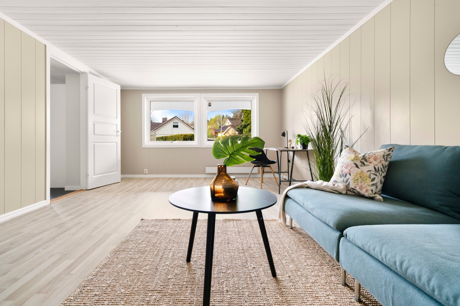 Store vindusflater slipper inn rikelig med naturlig lys, og de lyse fargevalgene gir rommet en åpen og innbydende atmosfære. Galleribilde