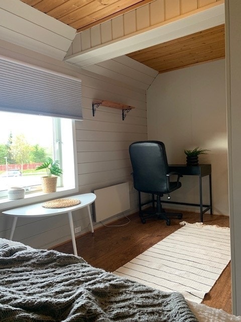 Hybel 11 i et koselig bofellesskapet for kun tre stk. Hybelen er innredet med garderobeskap, panelovn, seng, skrivepult, stol, liten kommode og et lite bord. Galleribilde
