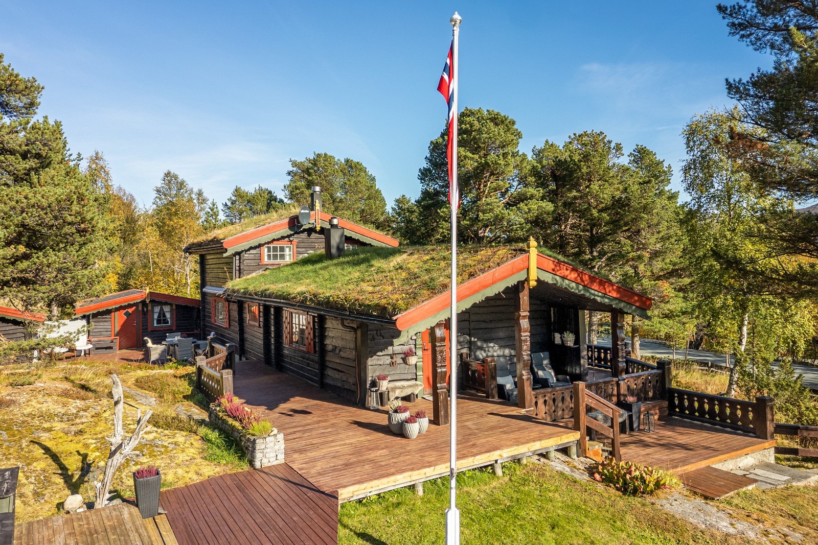 Fritidseiendommen har terrasse rundt store deler av hytta, hvor man kan forflytte seg etter solen og skyggen. Galleribilde