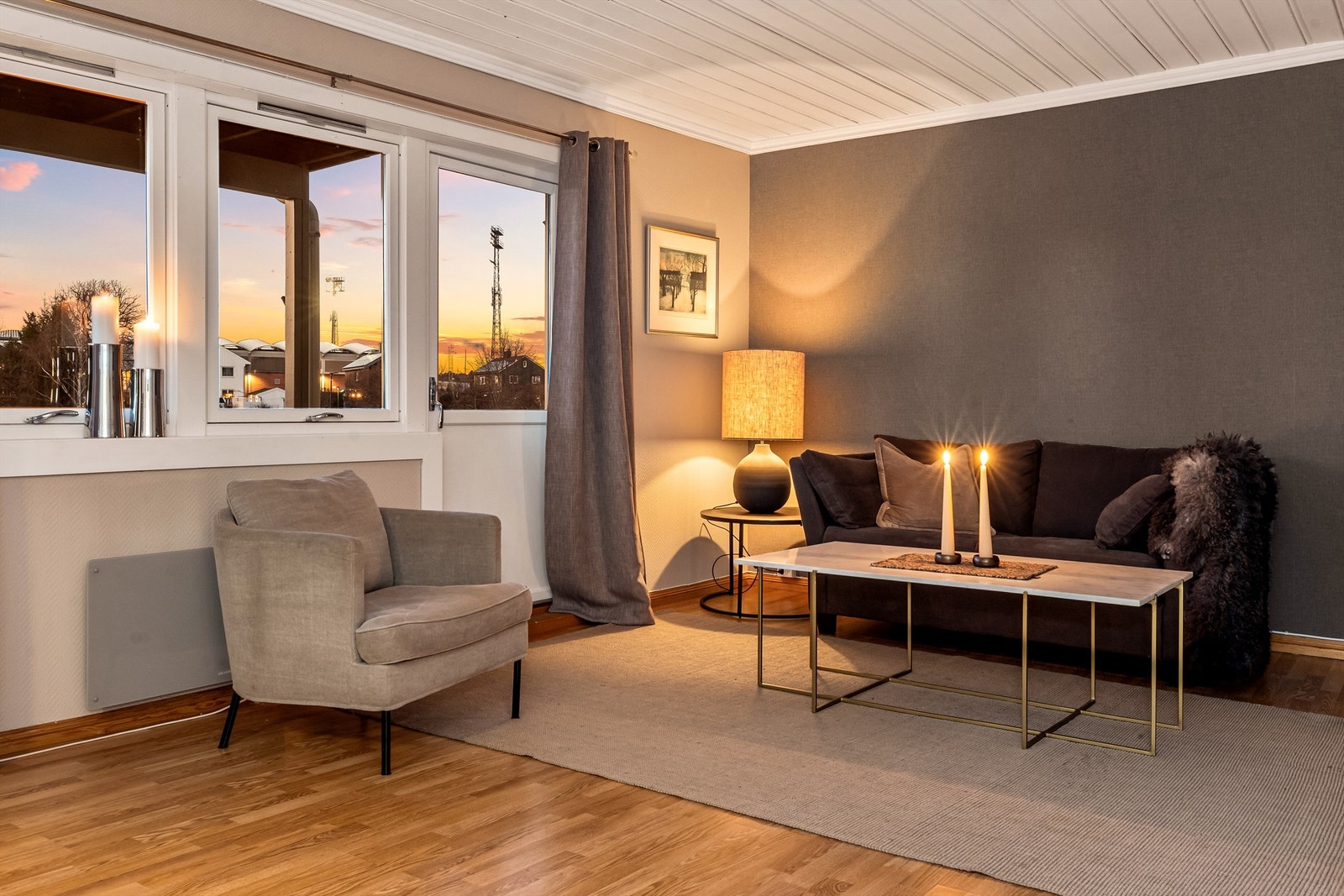 Innvendig består boligen av gulv med laminat og belegg, vegger med tapet, trepanel og malte plater, samt panel i himlinger. Galleribilde