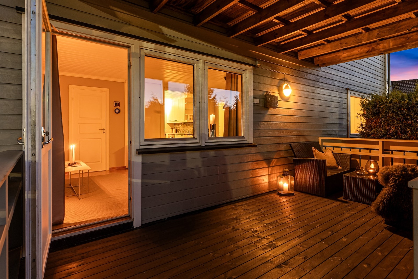 Lun og skjermet terrasse med direkte adkomst fra stue. Galleribilde